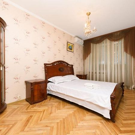 Apartment near Ploschady Lyva Tolstogo Kiew Exterior foto